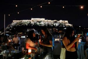 Το φάντασμα του lockdown και η πρόβλεψη για 18.000 κρούσματα