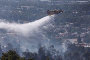 Φωτιά στην Αχαϊα: Εκκενώνονται χωριά, τέσσερις τραυματίες