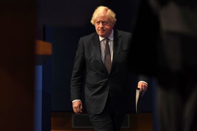 Ο Τζόνσον ανακοινώνει την άρση καραντίνας για ταξιδιώτες