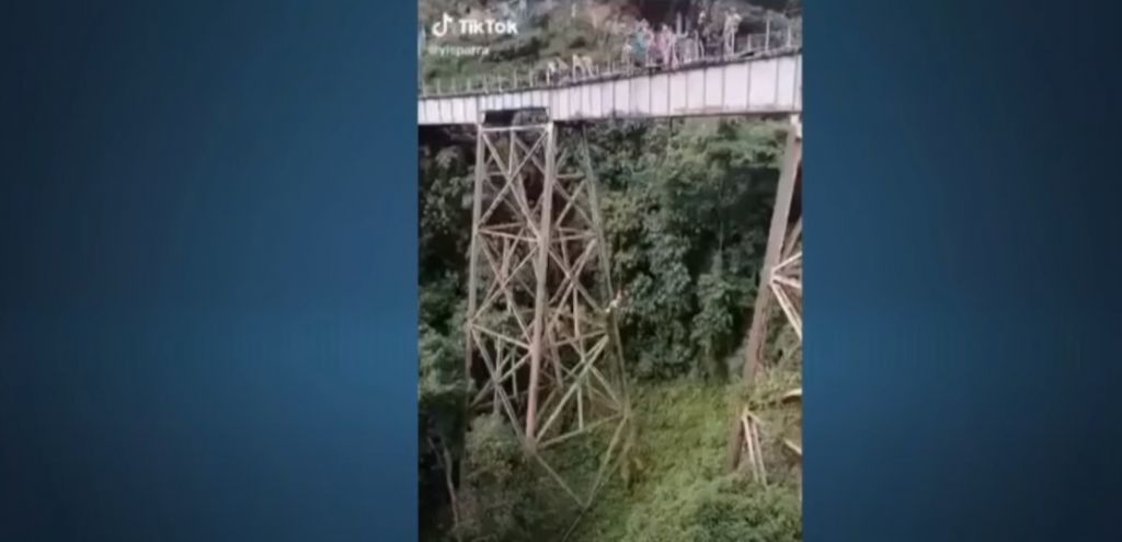 Σοκαριστικό βίντεο: Ετοιμαζόταν για bungee jumping και πήδηξε χωρίς να την έχουν δέσει
