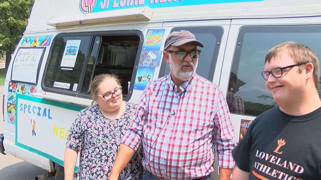 Πατέρας δύο παιδιών με σύνδρομο Down τους έκανε την πιο «γλυκιά» έκπληξη