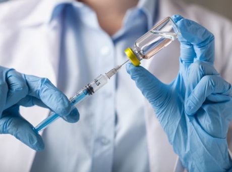 Μανιτάκης: Συνταγματική η αναστολή εργασίας για τους αρνητές των εμβολίων