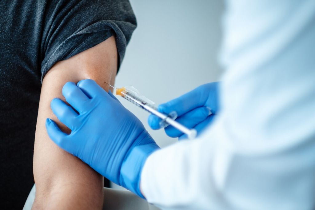 Κοροναϊός: Γιατί μολύνονται ακόμα και πλήρως εμβολιασμένοι;