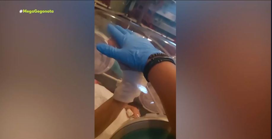 Κοροναϊός: Γιατρός δίνει κουράγιο σε ασθενή έξω από την ειδική κάψουλα