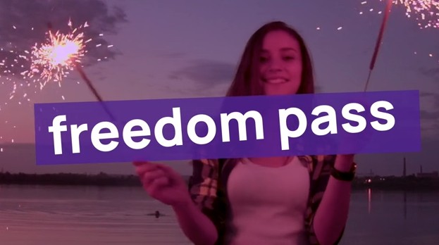 Freedom Pass: Πώς θα πάρουν τα 150 ευρώ οι νέοι 18-25 ετών που κάνουν το εμβόλιο