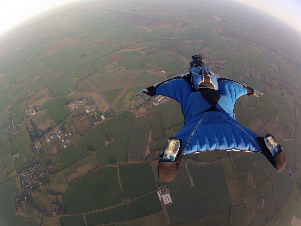 Καρέ – καρέ η επιχείρηση εντοπισμού του αεροπτεριστή που σκοτώθηκε κάνοντας wingsuit