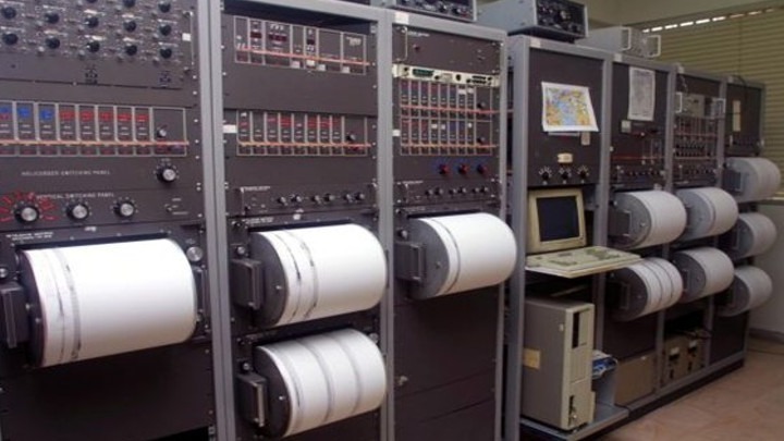 Κλιμάκιο του Γεωδυναμικού Ινστιτούτο και σεισμολογικοί σταθμοί στη Θήβα