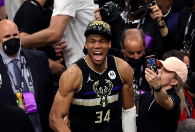 Μπακς: Χορεύεις σαν πρωταθλητής, Γιάννη