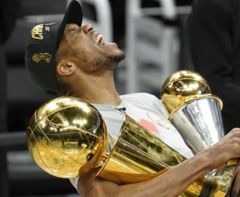 Γιάννης Αντετοκούνμπο: Tραγουδάει Χαρά Βέρρα και… κάνει ζημιές