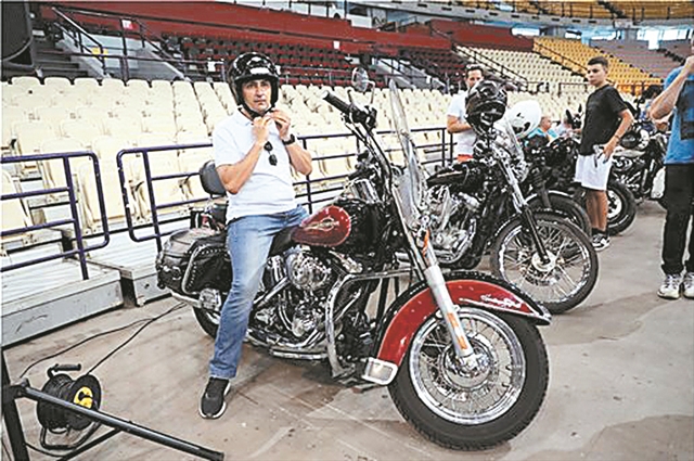 Ετοιμάζονται για «πόρτα» στους ανεμβολίαστους βουλευτές