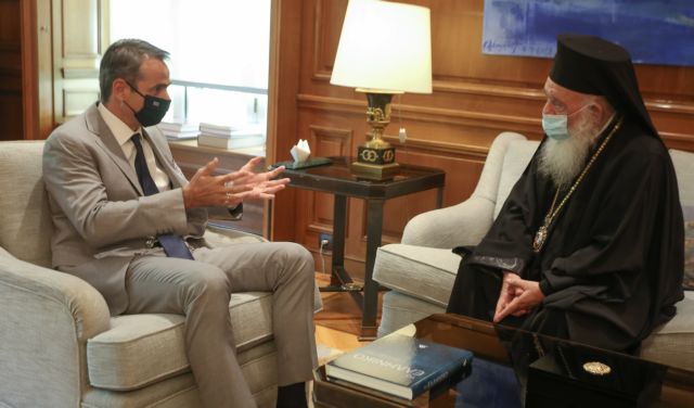 Εμβόλιο: Με το σταυρό στο χέρι… η κυβέρνηση ενόψει της Ιεράς Συνόδου