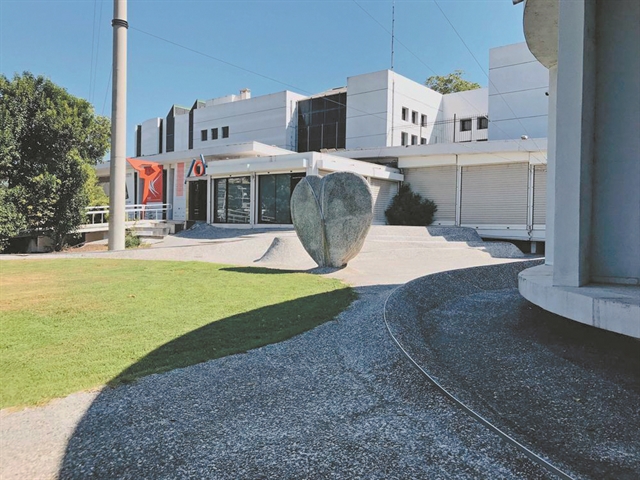 Αδειάζουν αίθουσα του MOMus για γυρίσματα του «Enforcer» με τον Αντόνιο Μπαντέρας