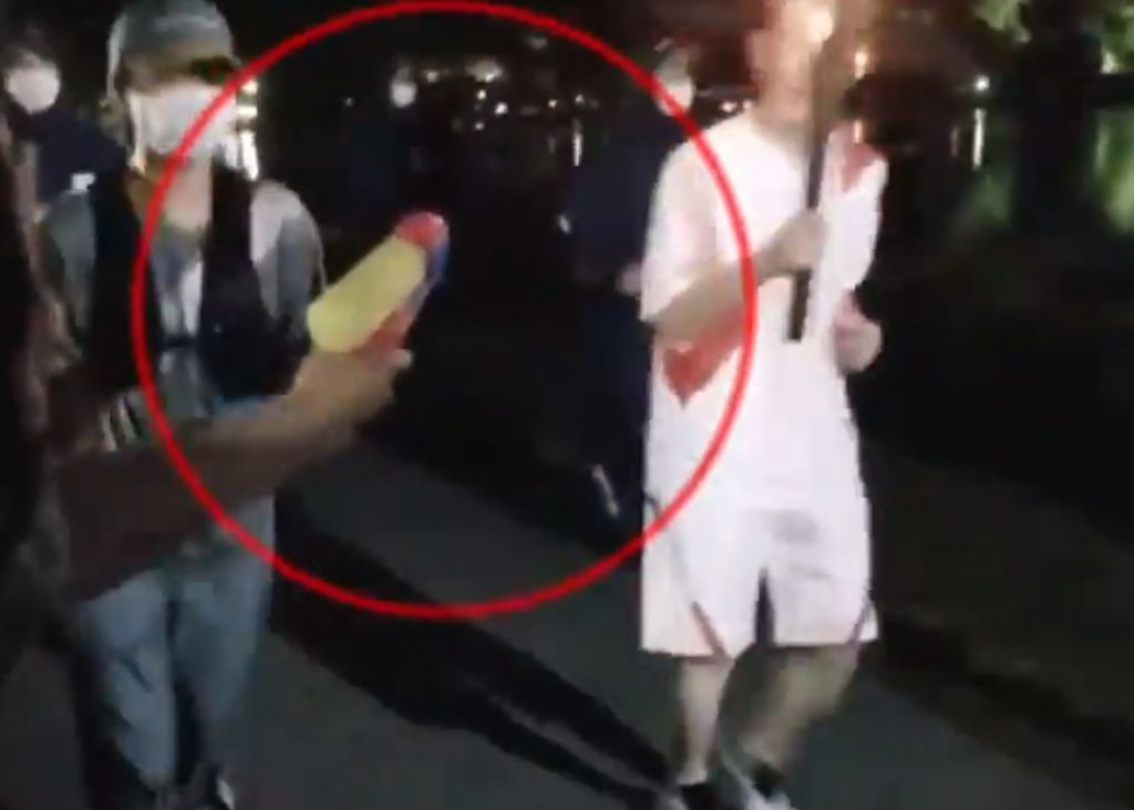 Γυναίκα προσπάθησε να σβήσει την Ολυμπιακή Φλόγα με… νεροπίστολο