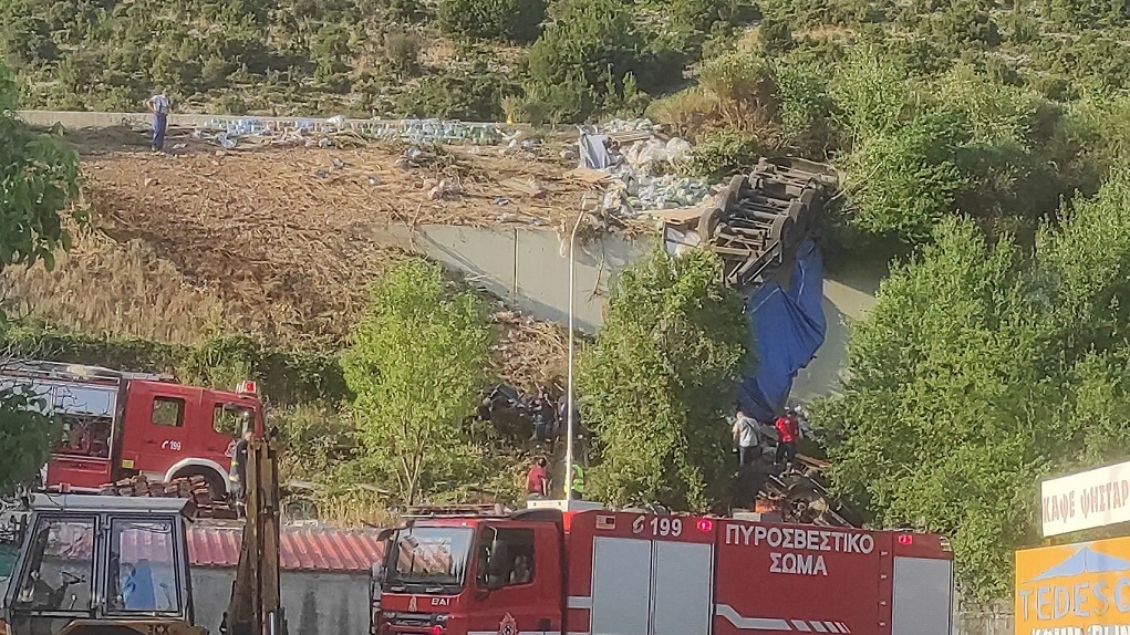 Σε εξέλιξη επιχείρηση απεγκλωβισμού οδηγού νταλίκας στην Κοζάνη