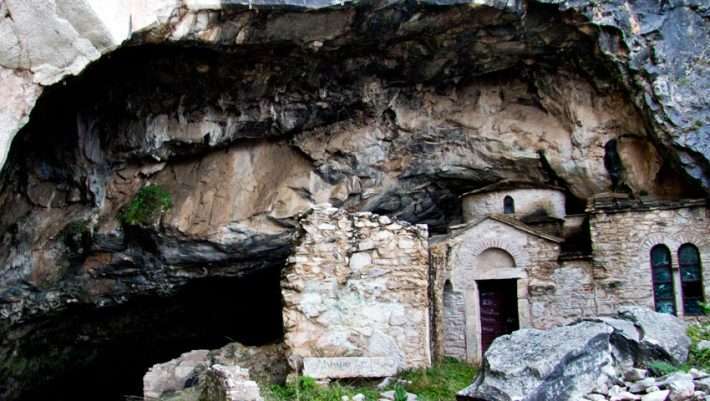 Σπηλιά Νταβέλη: Το μακάβριο μυστικό που έκρυβε για χρόνια το «σπίτι» του διαβόητου λήσταρχου
