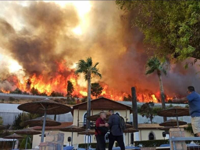 Εκτός ελέγχου η φωτιά στην Αχαΐα – Στις φλόγες σπίτια – Εκκενώνονται οικισμοί