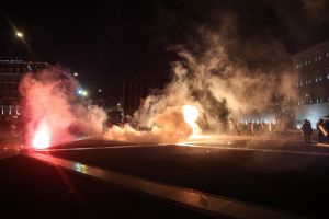 Σύνταγμα: Ειδικός φρουρός ανάμεσα στους προσαχθέντες αντιεμβολιαστές