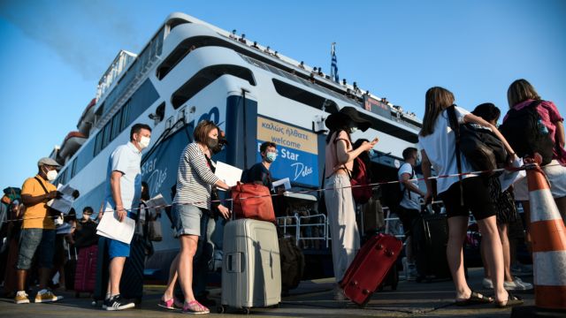 Αυστηροί έλεγχοι στα λιμάνια – Μπλόκο σε 5.300 επιβάτες