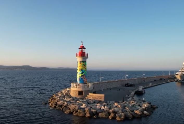 Ο εμβληματικός φάρος του Σεν Τροπέ εκπέμπει σήμα κινδύνου