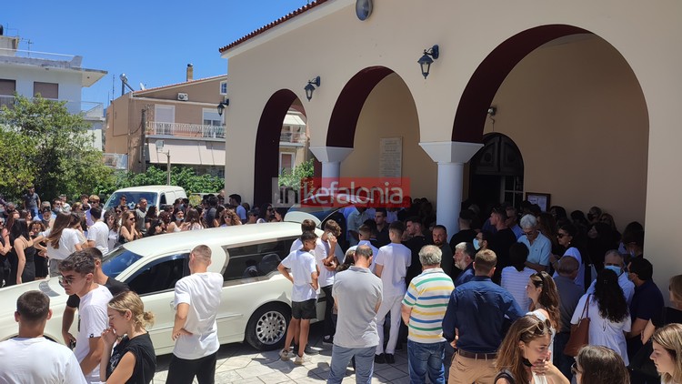 Κεφαλονιά: «Ράγισαν» καρδιές στο τελευταίο αντίο στην 16χρονη