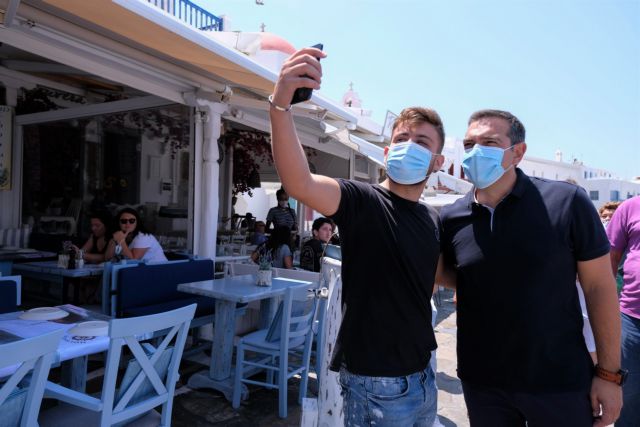 Ο Τσίπρας συναντά συμμαθητή του και… «εσύ δεν άλλαξες καθόλου ρε π…»