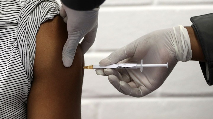 Pfizer και BioNTech σχεδιάζουν τρίτη ενισχυτική δόση αλλά και νέο εμβόλιο κατά της μετάλλαξης Δέλτα