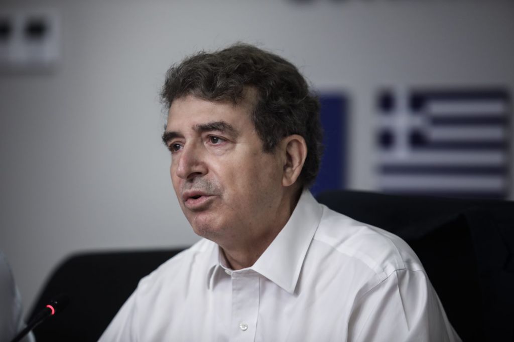 Χρυσοχοΐδης – Δύσκολο να ελεγχθεί η φωτιά στην Αχαΐα