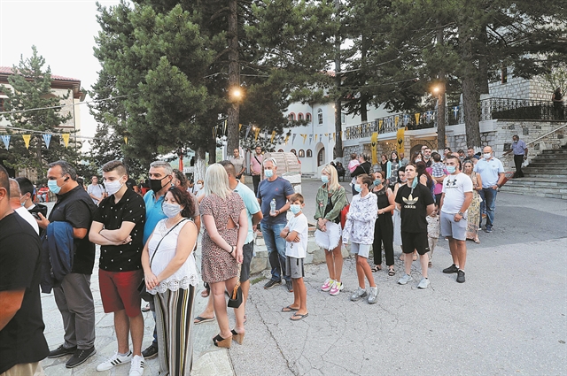 Βραδυφλεγής βόμβα οι «κρυφοί» μεταδότες ενόψει Δεκαπενταύγουστου