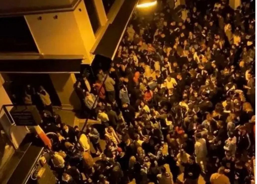 Κοροναϊός: «Καμπανάκι» για τα πάρτι – 6.400 κρούσματα την ημέρα μέχρι τον Δεκαπενταύγουστο