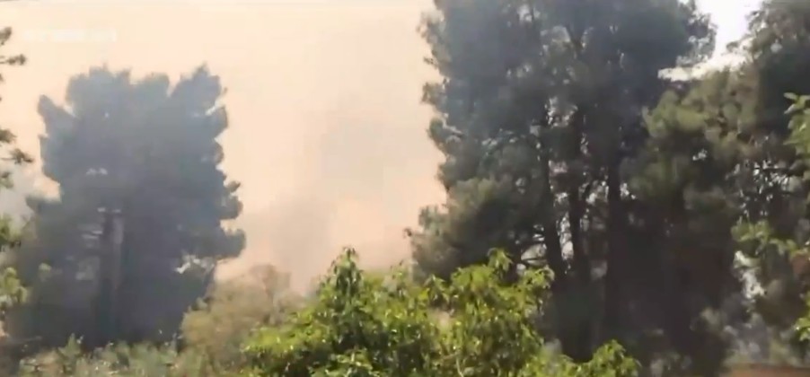 Εκτός ελέγχου η φωτιά σε Σταμάτα και Ροδόπολη – Καίγονται σπίτια και αυτοκίνητα