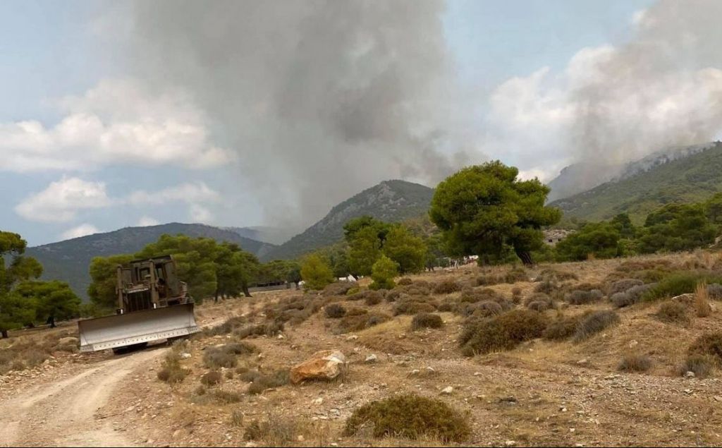 Βίλια – Τιτάνια μάχη με τις φλόγες στο όρος Πατέρα για να μην κατέβει η φωτιά στα Μέγαρα