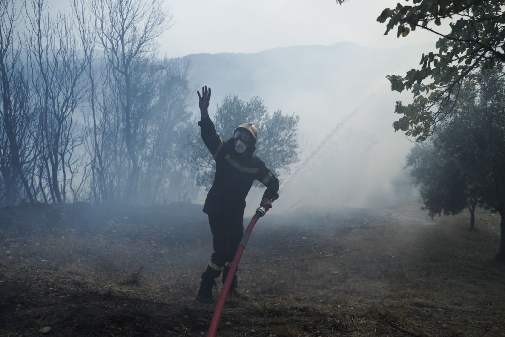 Φωτιά στην Εύβοια – Μετρούν τις πληγές τους οι κάτοικοι – «Γυρίσαμε πίσω για να μαζέψουμε τα κομμάτια μας»