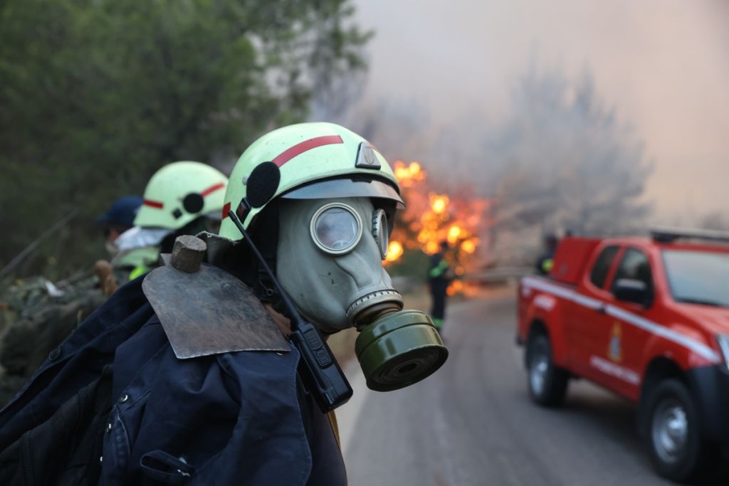 Βαρυμπόμπη – Πυροσβέστης τραβάει video μέσα από την φωτιά