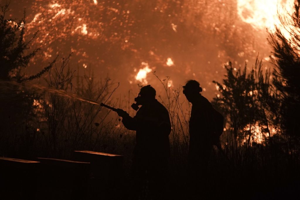 Φωτιά στην Αττική – Ξεκίνησαν ρίψεις νερού τα πτητικά μέσα – Σε Αφίδνες και Κρυονέρι τα κύρια μέτωπα