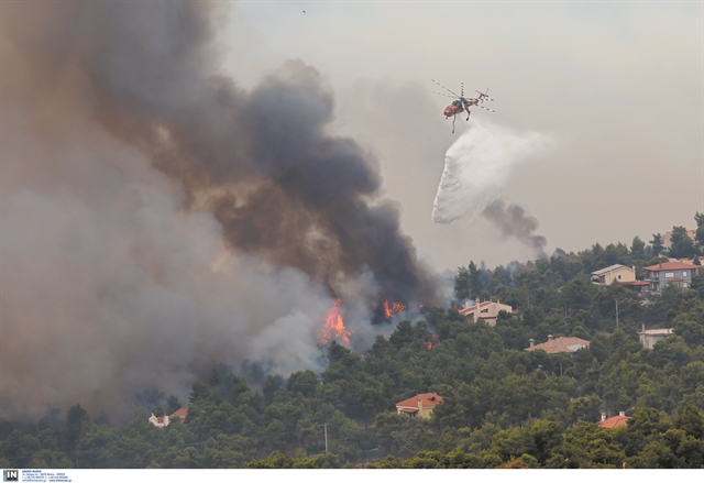Εικόνες αποκάλυψης από τις καταστροφικές πυρκαγιές