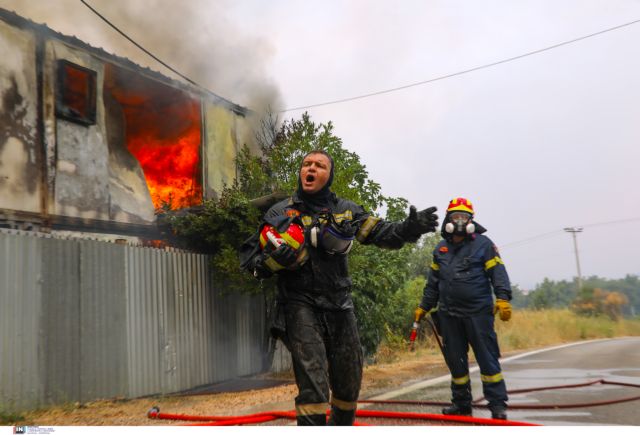 Ζωντανός ο πύρινος εφιάλτης στην Αττική με αναζωπυρώσεις κι εκκενώσεις – Εντοπίστηκε εκρηκτικός μηχανισμός στην Πάρνηθα – Προσήχθη ύποπτος