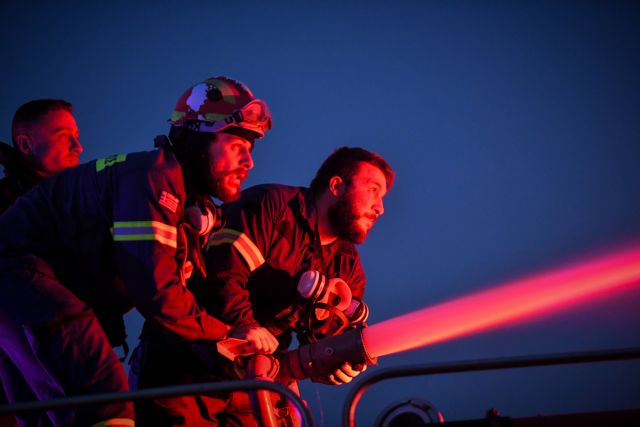 Φωτιά στα Βίλια – 299 πυροσβέστες με 61 Ρουμάνους και δεκάδες οχήματα επιχειρούν για την κατάσβεση