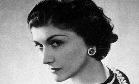 Σαν σήμερα το 1883 γεννήθηκε η γυναίκα που άλλαξε την γυναικεία μόδα και έχτισε μια αυτοκρατορία