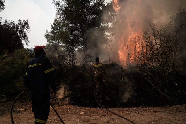 Κινδυνεύουν σπίτια στο Κρυονέρι και τον Άγιο Στέφανο
