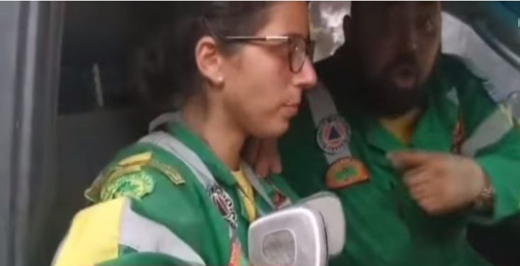 Φωτιά στη Βαρυμπόμπη – Έσβηνε εθελοντικά την φωτιά και κάηκε το σπίτι της