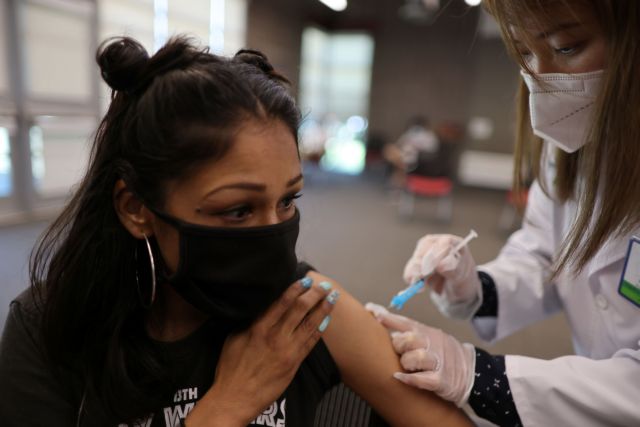 ΗΠΑ – Πληθαίνουν οι επιχειρήσεις που προχωρούν σε υποχρεωτικό εμβολιασμό των εργαζόμενών τους