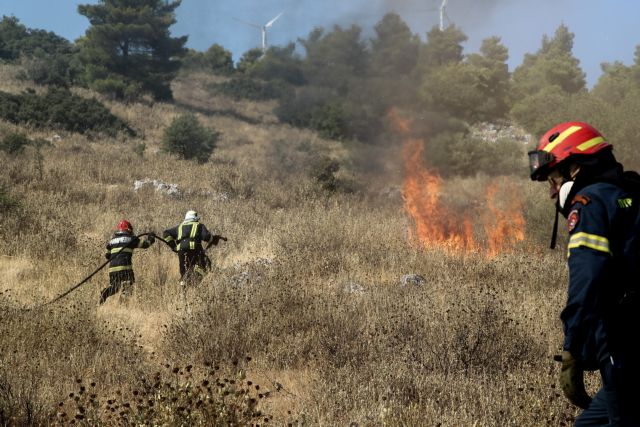 Συνεχίζουν να επιχειρούν ισχυρές πυροσβεστικές δυνάμεις στην περιοχή Κάζα στα Βίλια