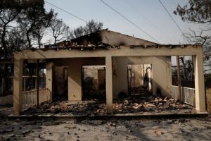 Φωτιά στη Βαρυμπόμπη – 80 σπίτια και δεκάδες αυτοκίνητα παραδόθηκαν στις φλόγες