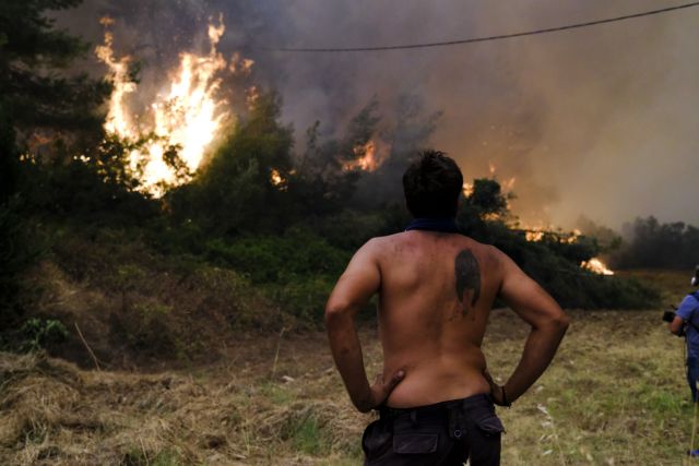 Φωτιά στην Εύβοια – Οι φλόγες ζώνουν ξανά το Αρτεμίσιο – Μάχη των κατοίκων να μην μπουν στο χωριό