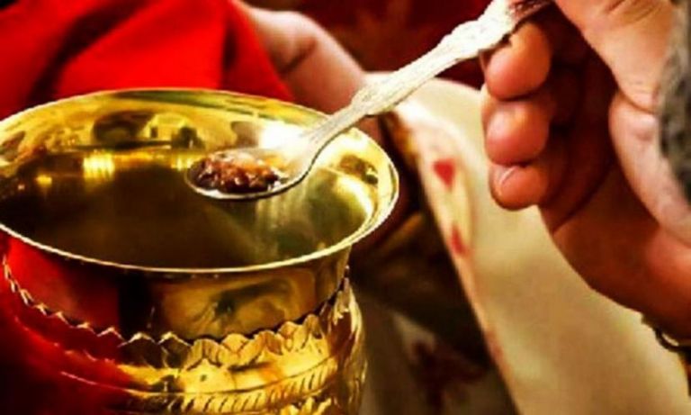 Χαμός με ιερέα στην Αχαΐα που… αρνήθηκε να κοινωνήσει έγκυο