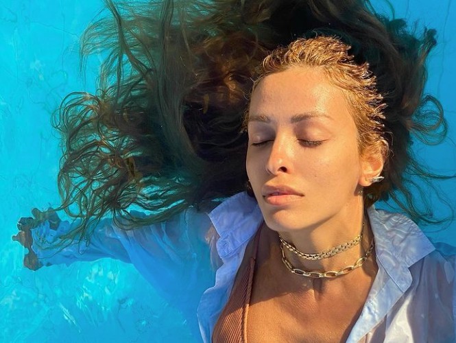 Ελένη Φουρέιρα – Ποζάρει… καβάλα στη γουρούνα και κόβει την ανάσα