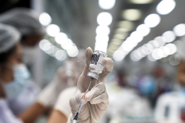 Εμβόλιο – Εννέα ευρωπαϊκές χώρες συνιστούν τρίτη δόση χωρίς να περιμένουν έγκριση του ΕΜΑ
