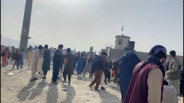 Αφγανιστάν – Σκηνές χάους με δώδεκα νεκρούς – Οι Ταλιμπάν εμποδίζουν Αφγανούς να φτάσουν στο αεροδρόμιο