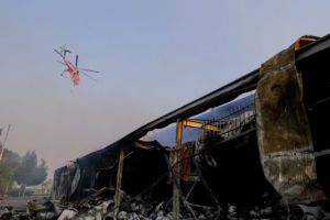 Φωτιά στη Βαρυμπόμπη – Έντονες αναζωπυρώσεις ΤΩΡΑ στις Αδάμες