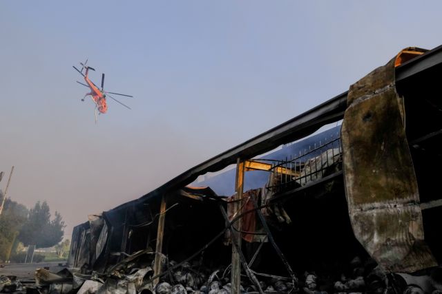 Φωτιά στη Βαρυμπόμπη – Έντονες αναζωπυρώσεις ΤΩΡΑ στις Αδάμες